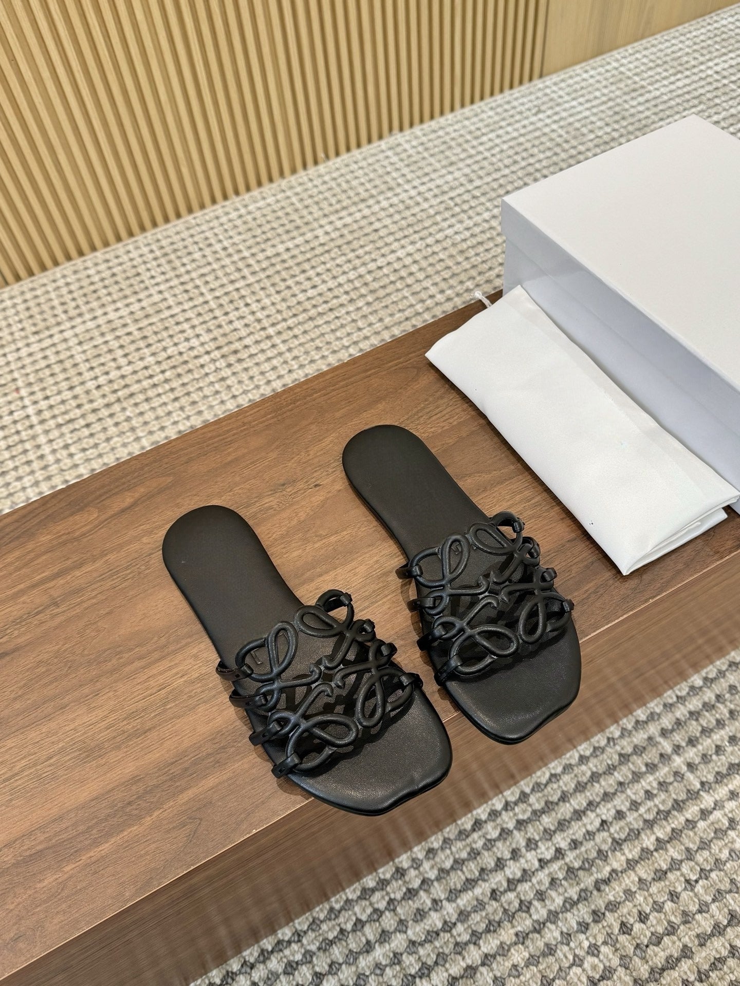 Women's new fashion Joker hollow design thin bottom flat slippers sandals