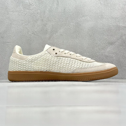 New rubber mesh breathable casual sports shoes have a shoe box