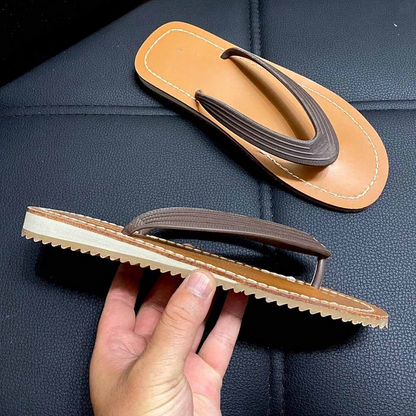 Women's new fashion flat-bottomed flip-flops have a shoe box