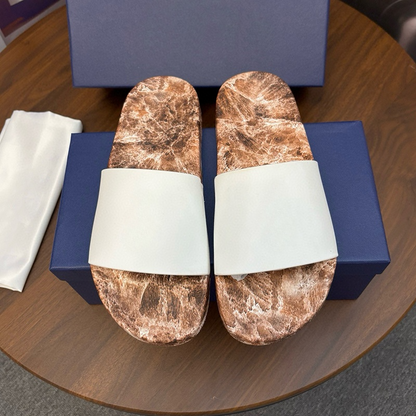 New leisure Joker comfortable non-slip beach sandals and slippers have a shoe box