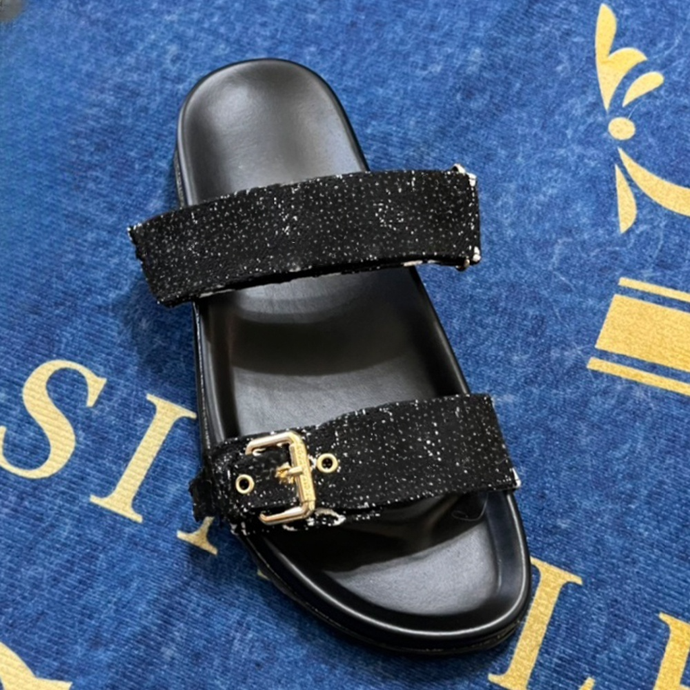 Women's new metal buckle hook and loop sandals have a shoe box