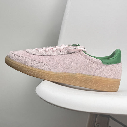 2026 new leisure football style Joker low-top leisure sports shoes have a shoe box