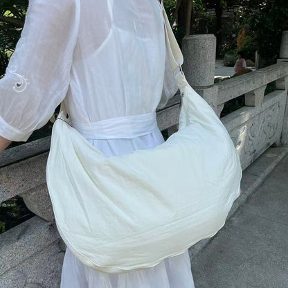 Men's and Women's Large-capacity Waterproof Nylon Lightweight Casual Joker Shoulder Slung Crescent Bag.
