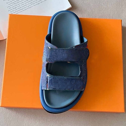Women's new printed metal buckle platform slippers have a shoe box