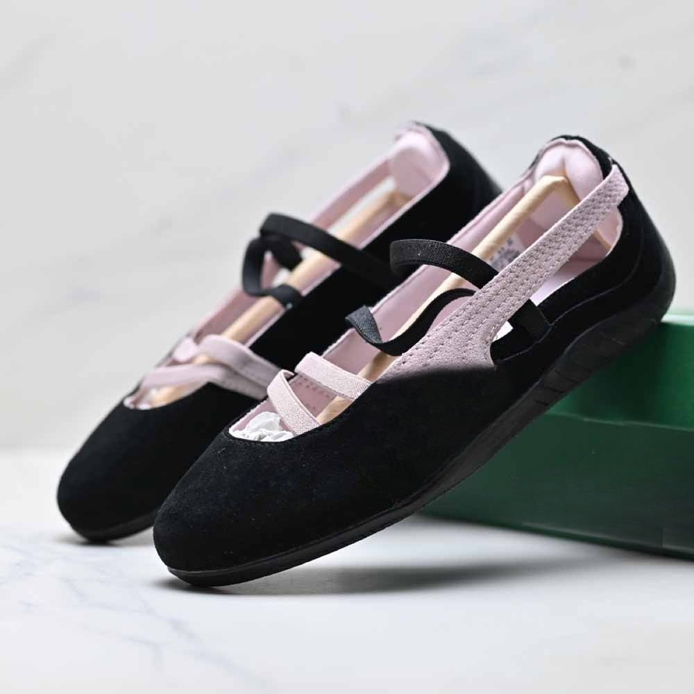 Women's new comfortable thin-soled ballet shoes have a shoe box