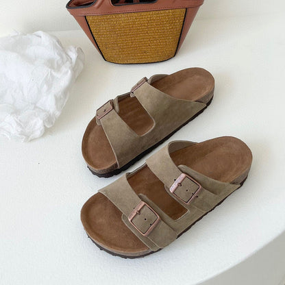 Men and women with the same new casual Joker double-breasted sandals.