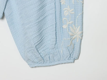 Women's contrasting embroidered V-neck shirt
