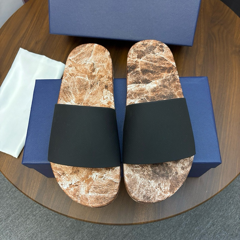 New leisure Joker comfortable non-slip beach sandals and slippers have a shoe box