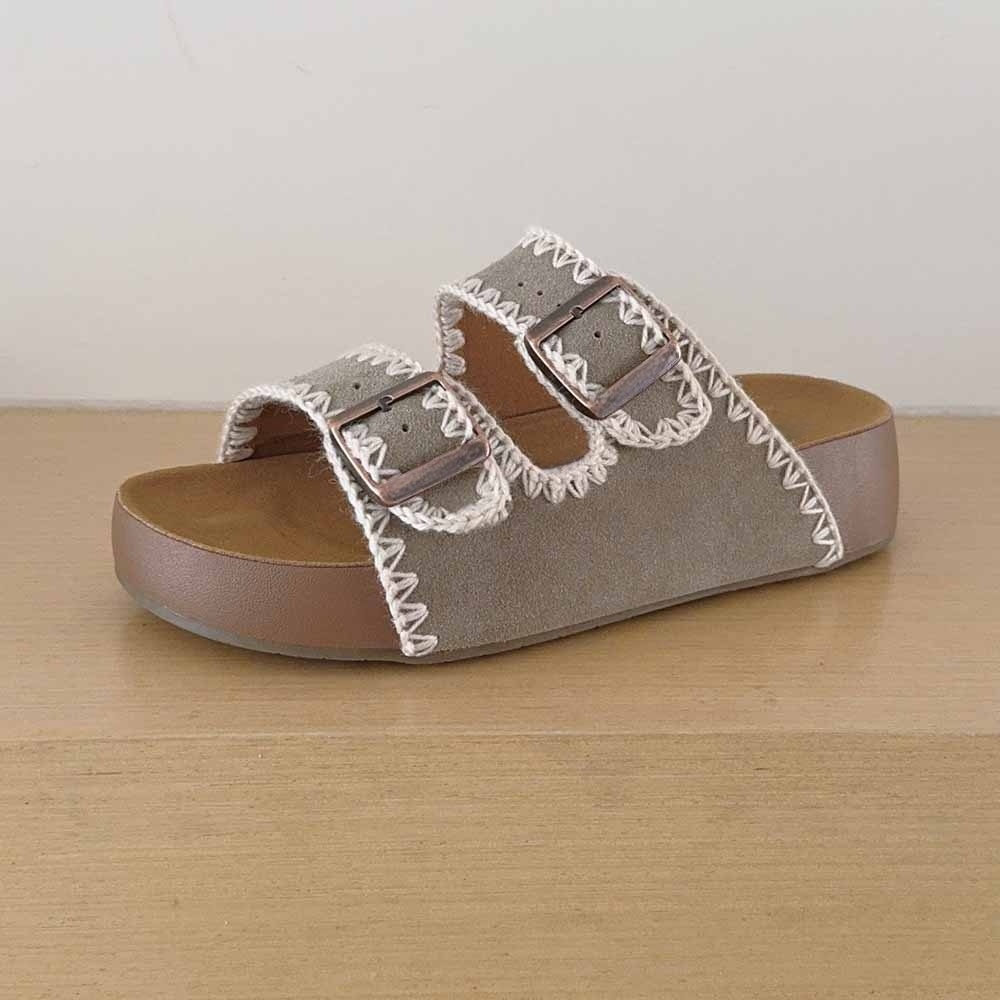 2026 Women's New Woven Platform Slippers have a shoe box