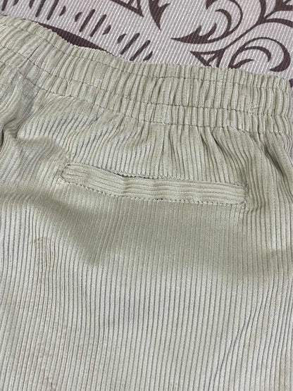 Men and women with the same new Joker couple style corduroy fabric elastic waist casual shorts.