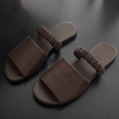 Women's new soft-soled beach sandals have a shoe box